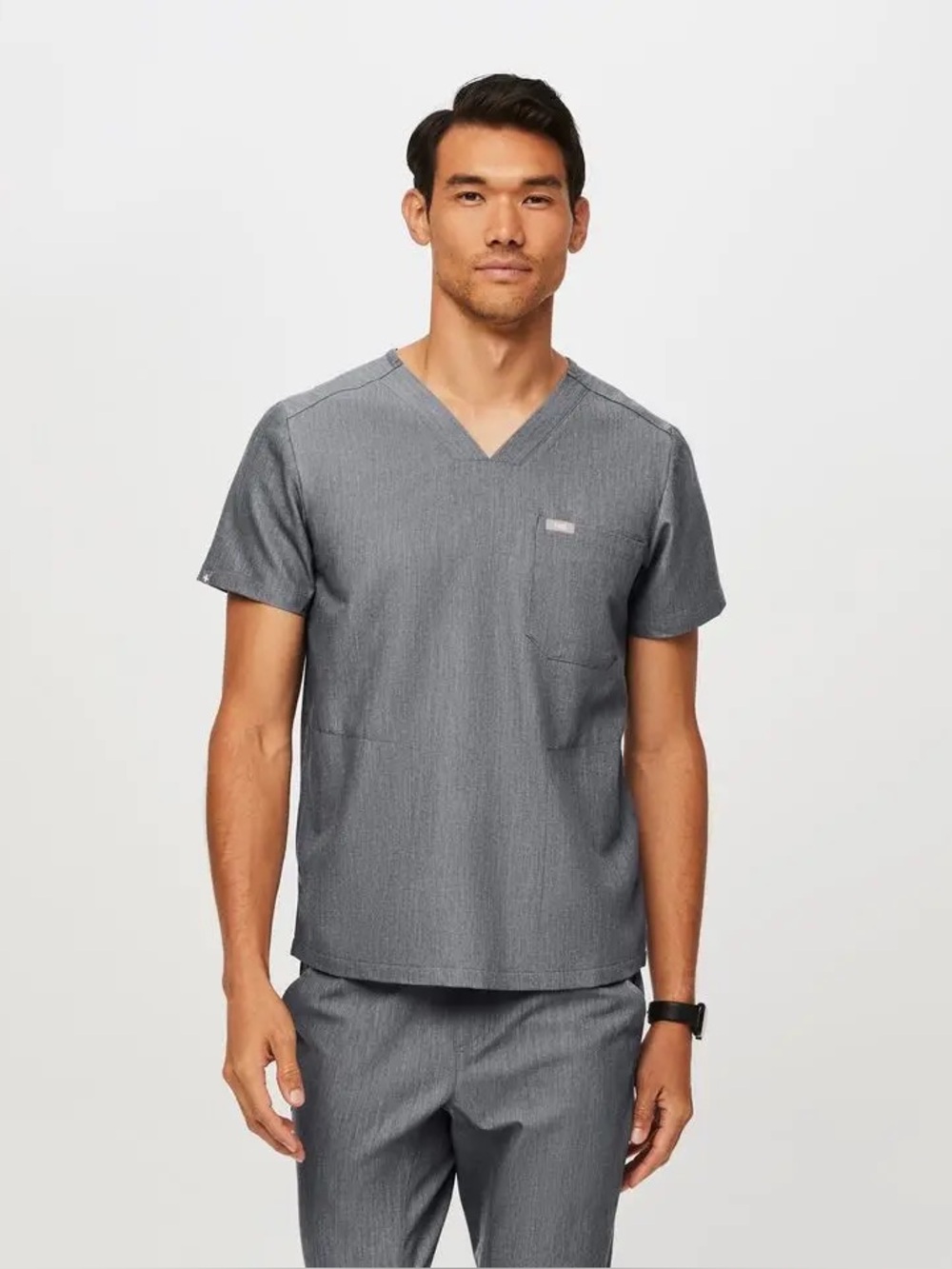 FIGS Technical Collection Men’s Chisec Three-Pocket Scrub Top – Graphite – S